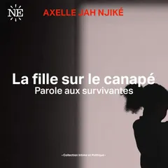 La fille sur le canapé